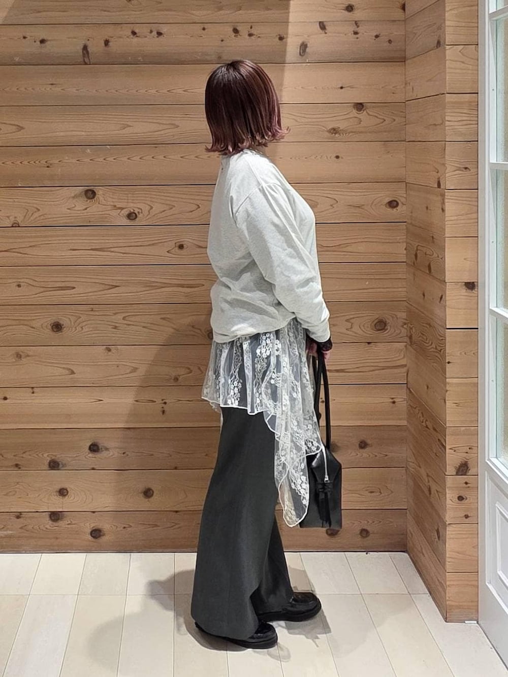 ブラック系のローファー、ブラック系のボストンバッグ、ホワイト系のその他トップスを着用したレディースの春コーディネートの2枚目の写真