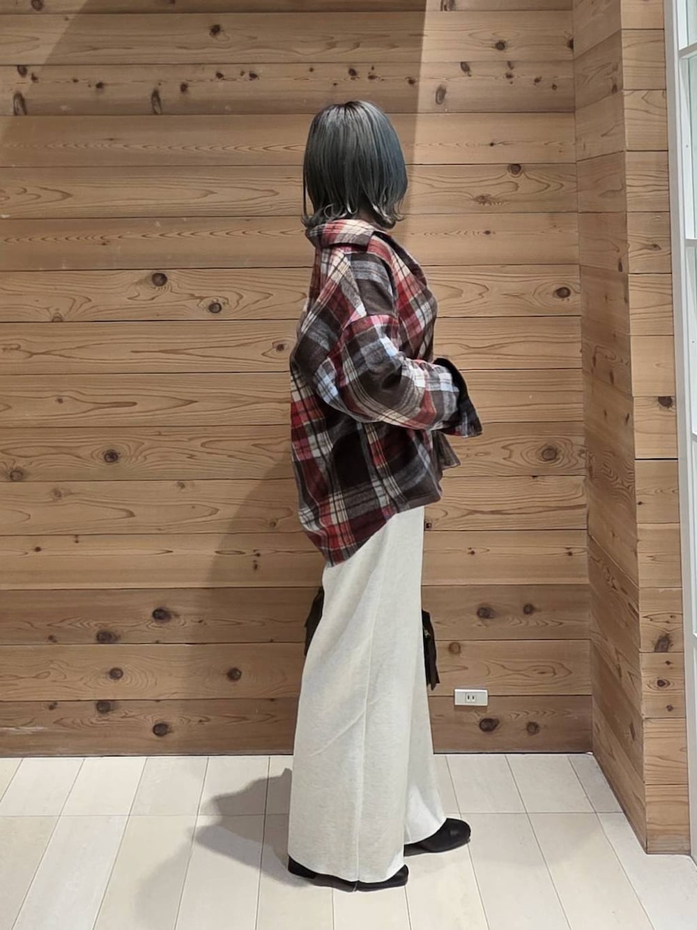 ブラック系のブーツ、ブラック系のボストンバッグ、ホワイト系のTシャツ/カットソーを着用したレディースの秋コーディネートの2枚目の写真