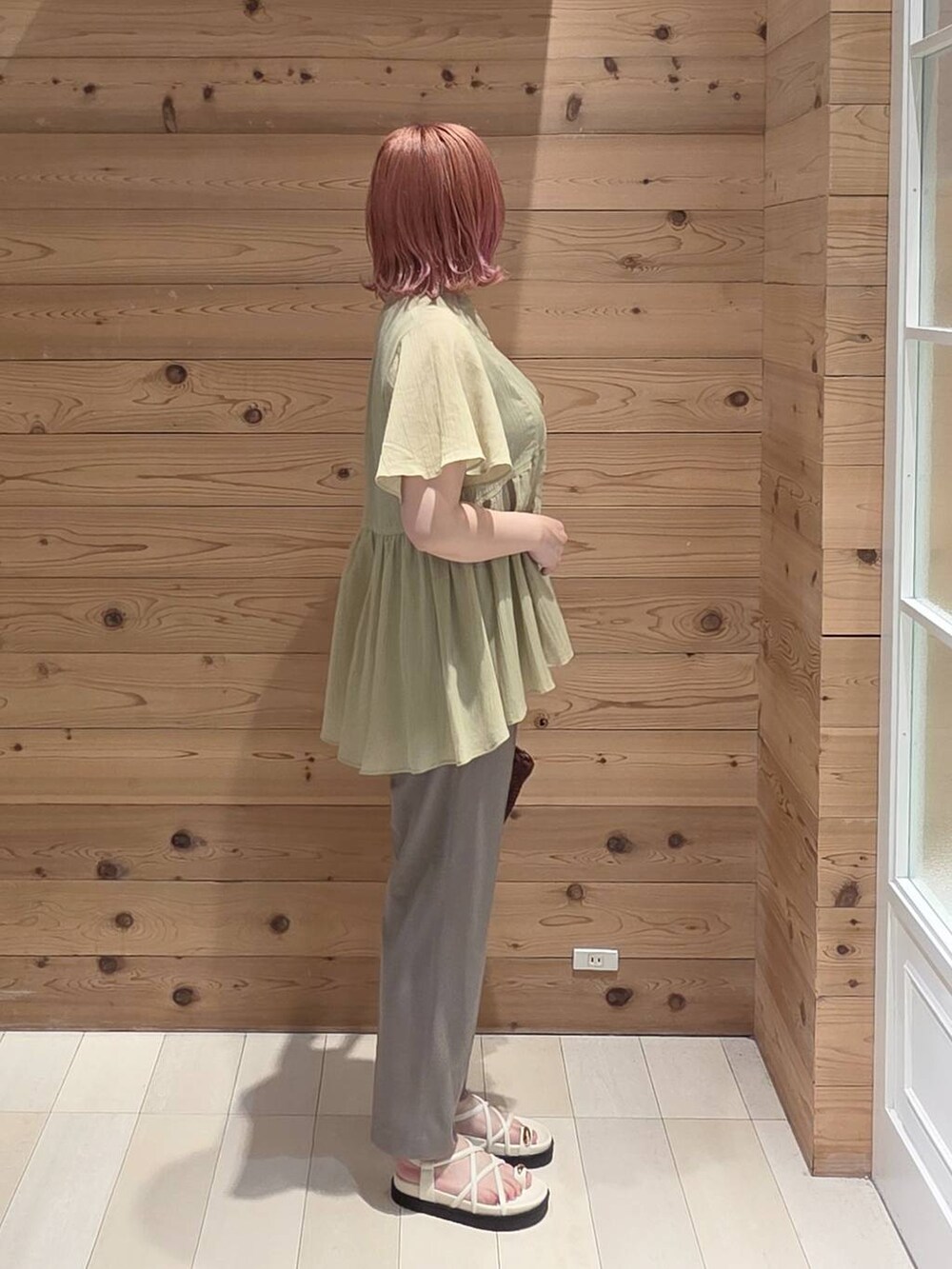 ブラウン系のその他パンツ、ブラック系のタンクトップ、ブラウン系のクラッチバッグを着用したレディースの夏コーディネートの2枚目の写真