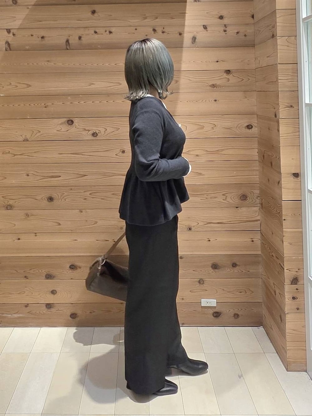 ブラック系のブーツ、ホワイト系のTシャツ/カットソー、ブラック系のその他パンツを着用したレディースの秋コーディネートの2枚目の写真