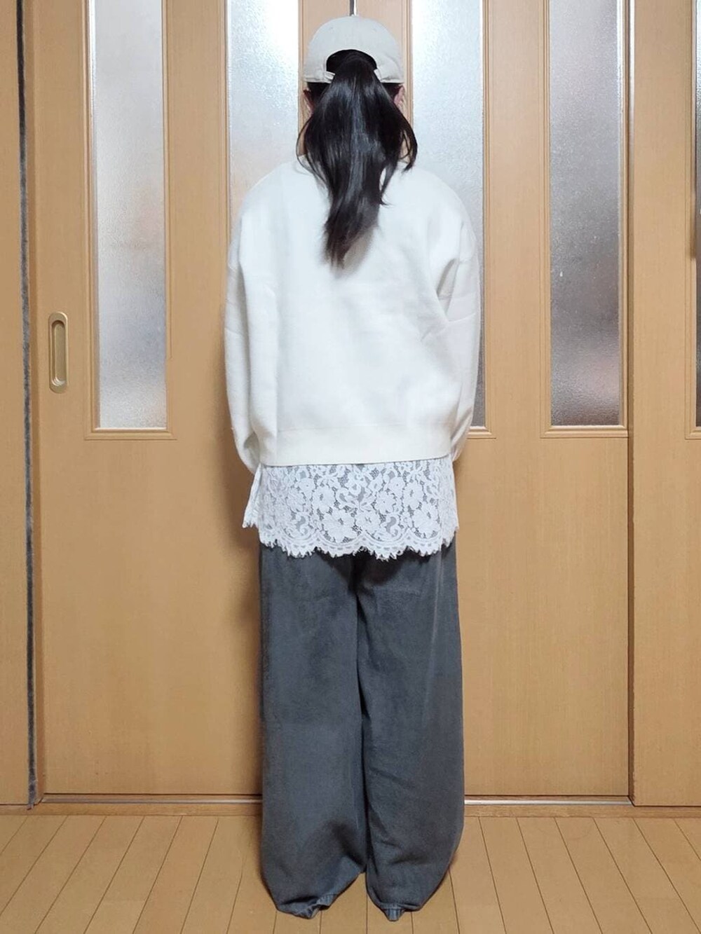 ホワイト系のTシャツ/カットソー、ホワイト系のカーディガン/ボレロ、ブラック系のつなぎ/オールインワンを着用したキッズの冬コーディネートの3枚目の写真