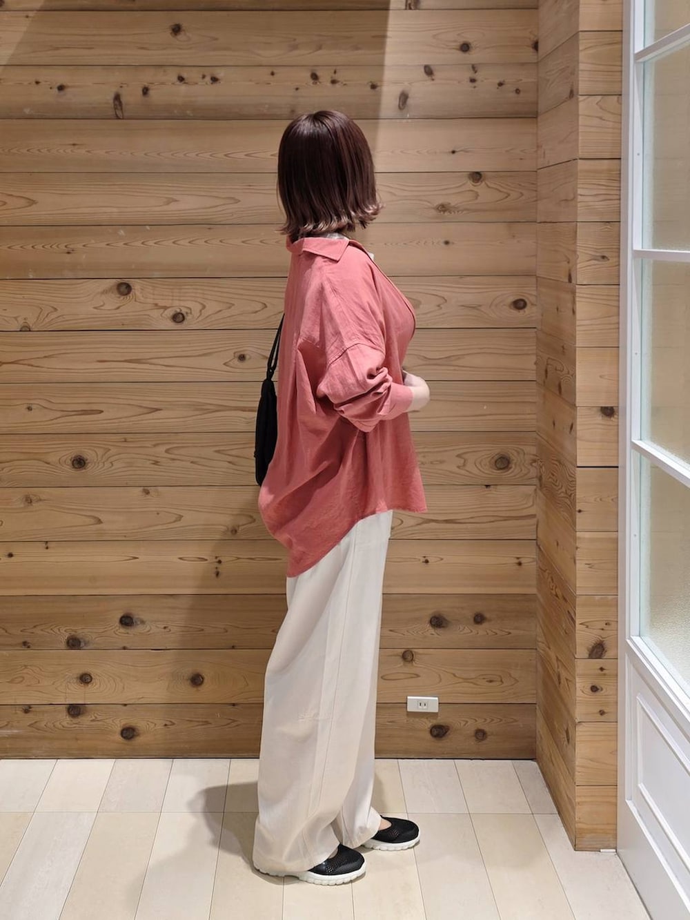 ブラック系のスニーカー、ピンク系のシャツ/ブラウス、ベージュ系のその他パンツを着用したレディースの春コーディネートの2枚目の写真