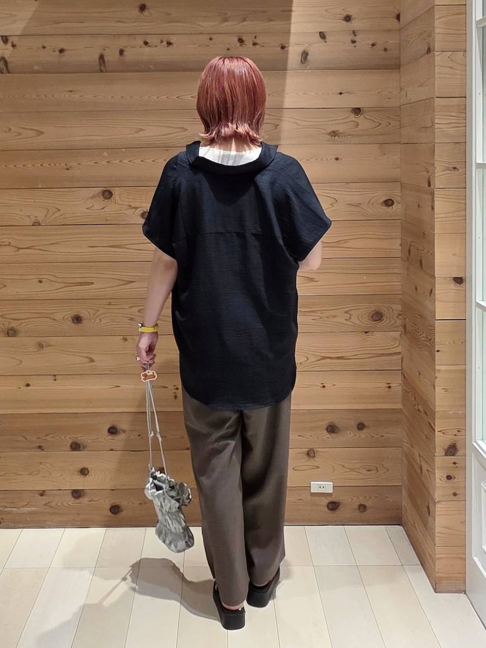 ブラウン系のその他パンツ、ホワイト系のタンクトップ、ブラック系のサンダルを着用したレディースの夏コーディネートの3枚目の写真