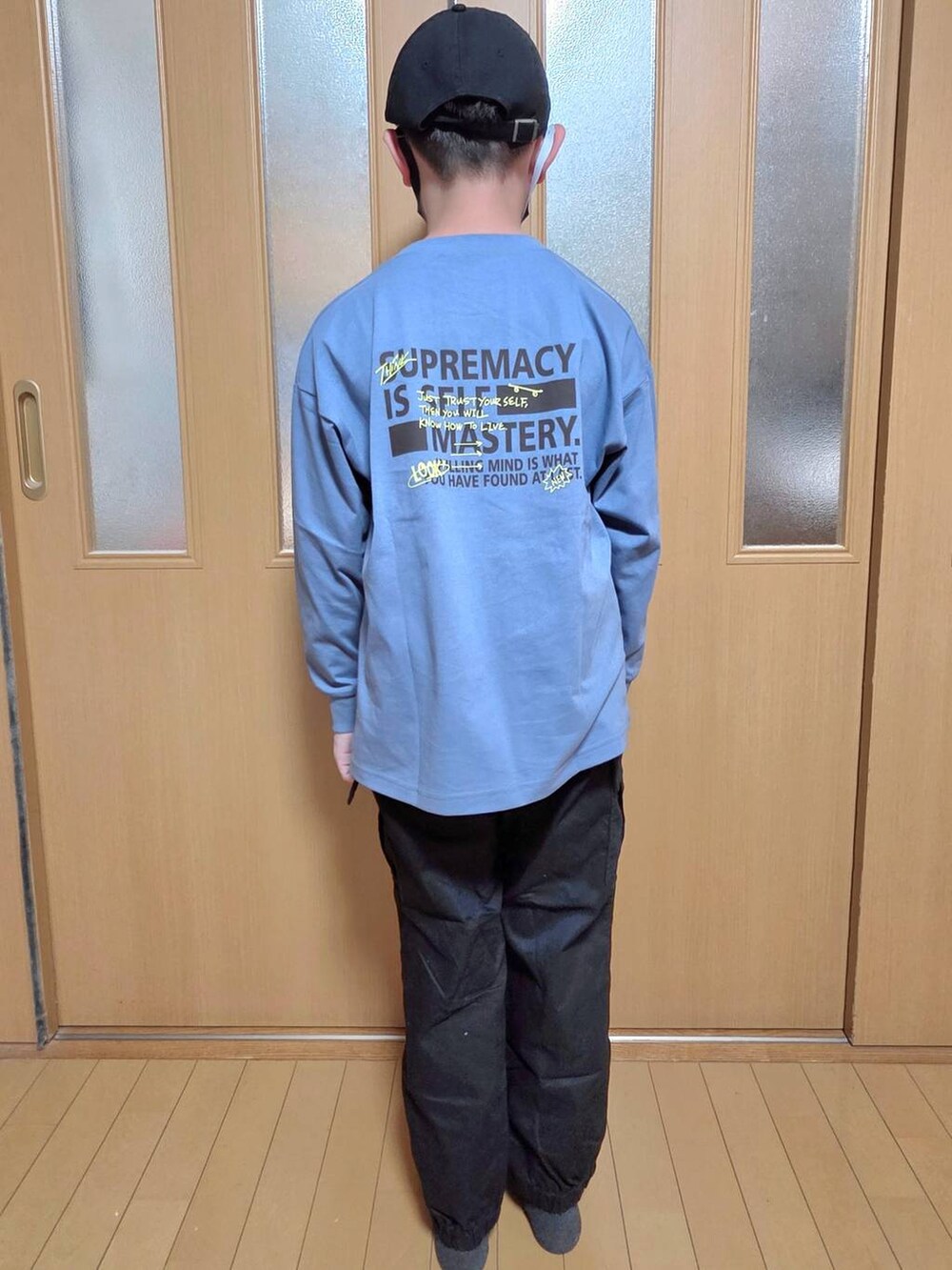 ブルー系のパーカー、ブラック系のカーゴパンツ、ブルー系のTシャツ/カットソーを着用したキッズの秋コーディネートの4枚目の写真