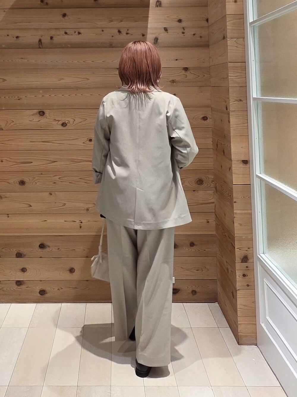 ブラック系のローファー、ベージュ系のショルダーバッグ、ブルー系のTシャツ/カットソーを着用したレディースの夏コーディネートの3枚目の写真