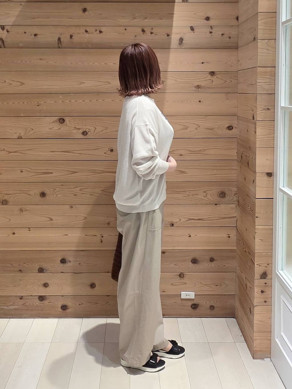 ホワイト系のTシャツ/カットソー、ベージュ系のその他パンツ、ホワイト系のカーディガン/ボレロを着用したレディースの春コーディネートの2枚目の写真