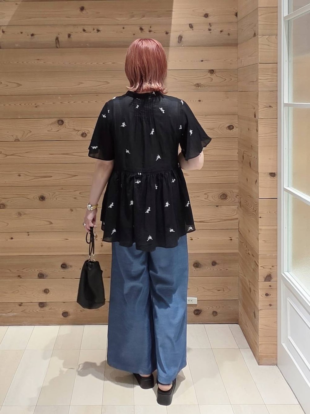 ブルー系のその他パンツ、ホワイト系のタンクトップ、ブラック系のボディバッグ/ウエストポーチを着用したレディースの夏コーディネートの3枚目の写真