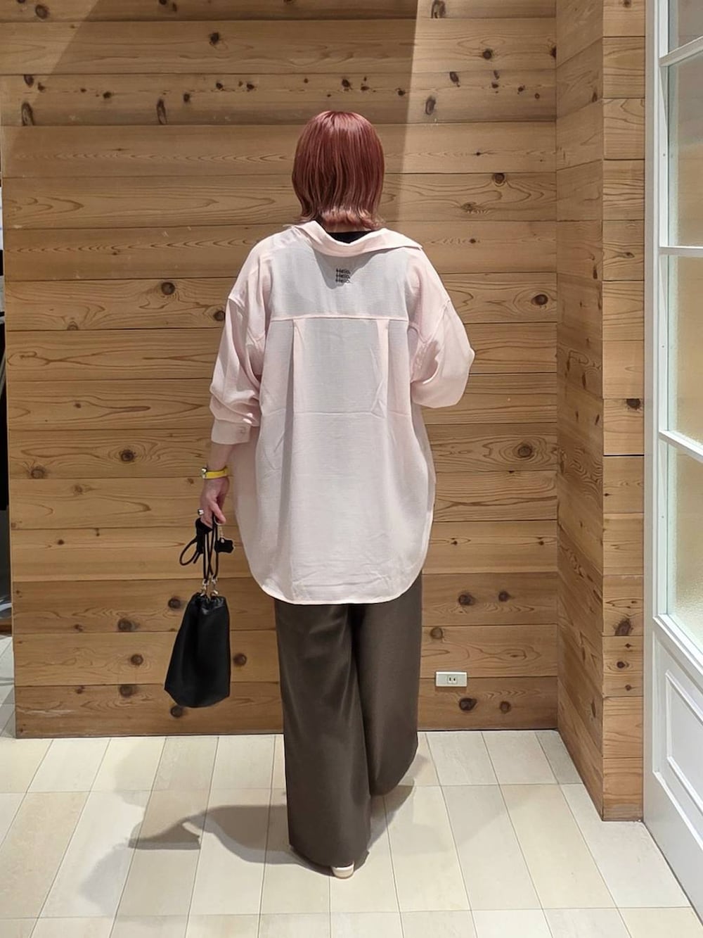 ブラック系のその他トップス、ブラウン系のその他パンツ、ブラック系のタンクトップを着用したレディースの夏コーディネートの3枚目の写真