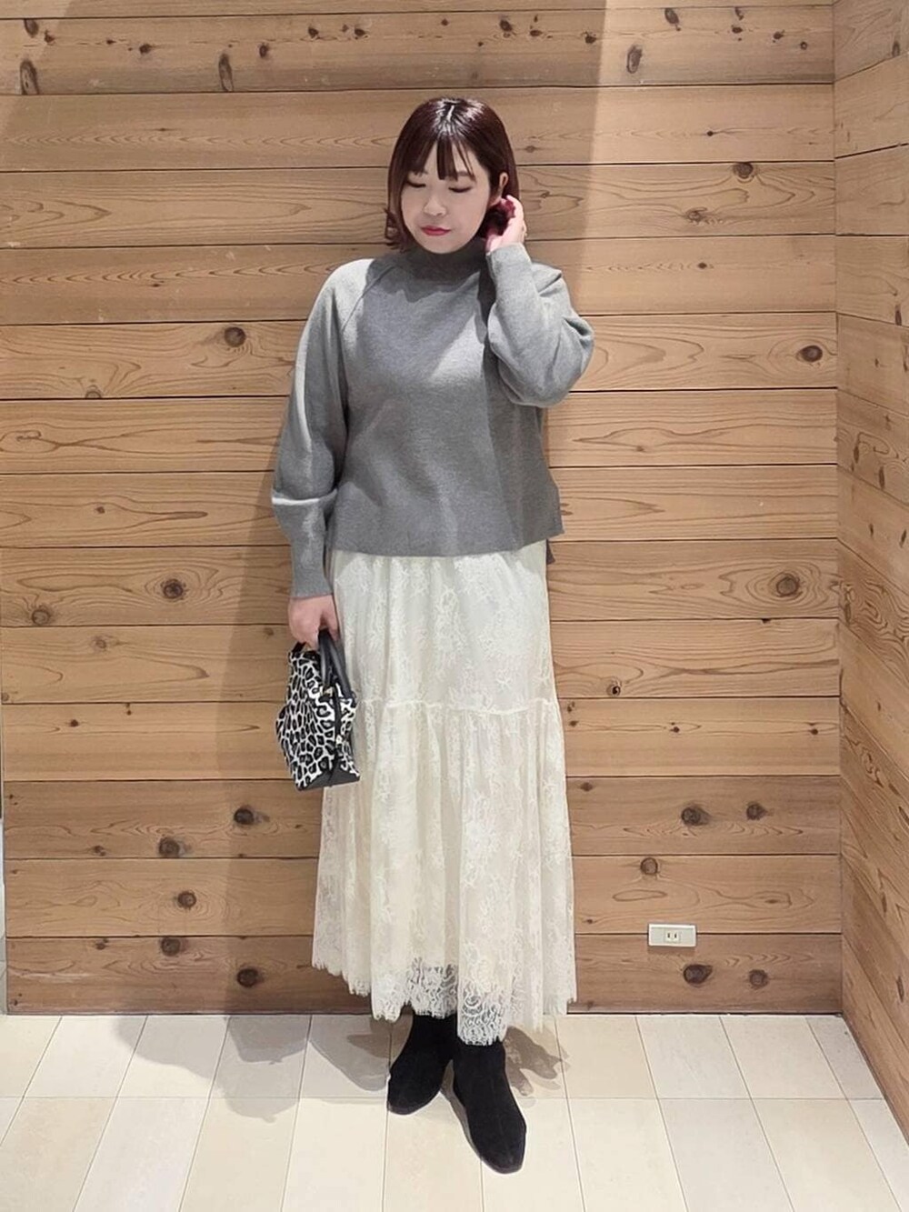 その他のショルダーバッグ、ブルー系のダウンジャケット/コート、グレー系のワンピースを着用したレディースの冬コーディネートの4枚目の写真