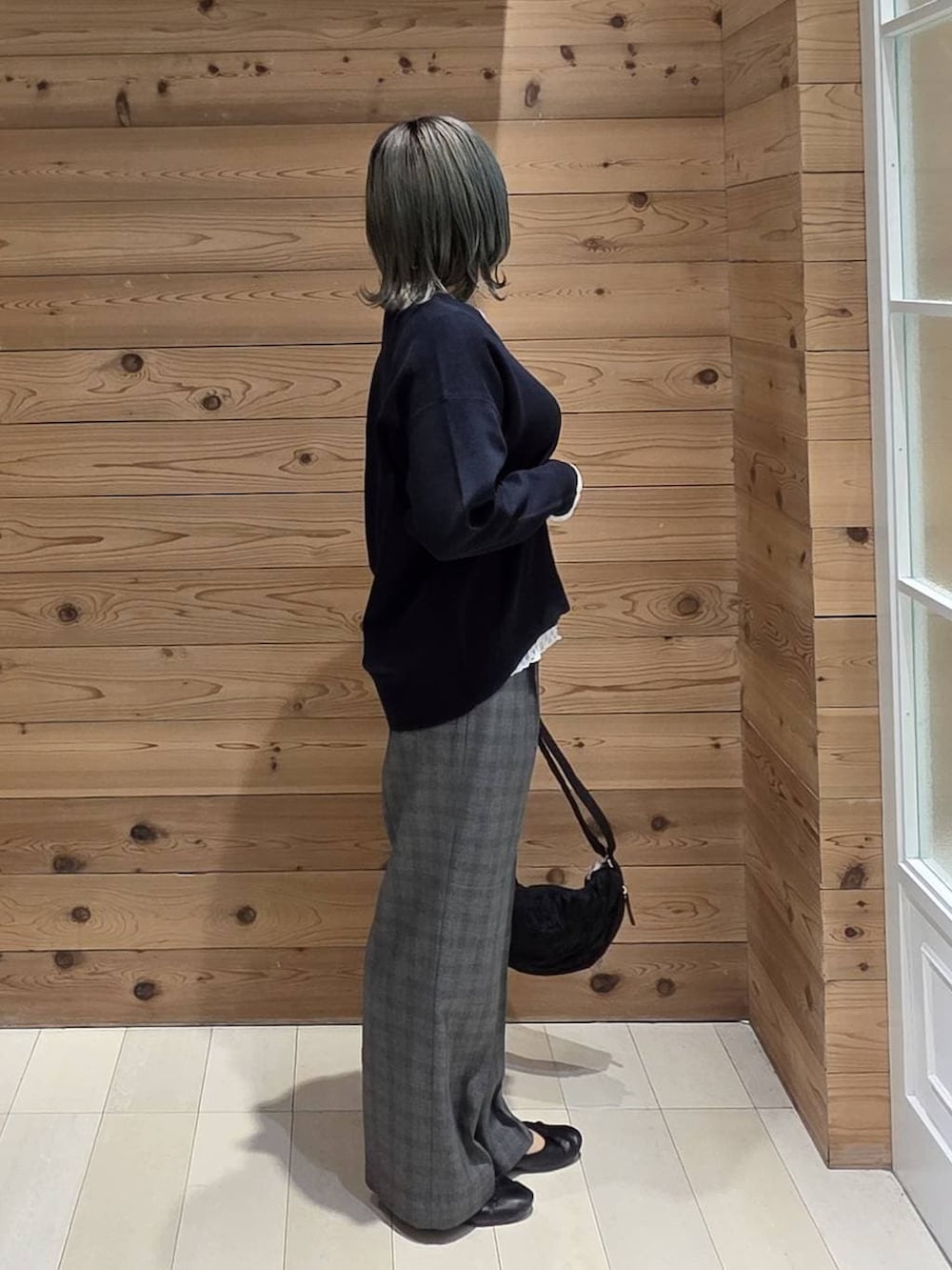 ブラック系のバレエシューズ、ホワイト系のTシャツ/カットソー、ブルー系のニット/セーターを着用したレディースの秋コーディネートの2枚目の写真