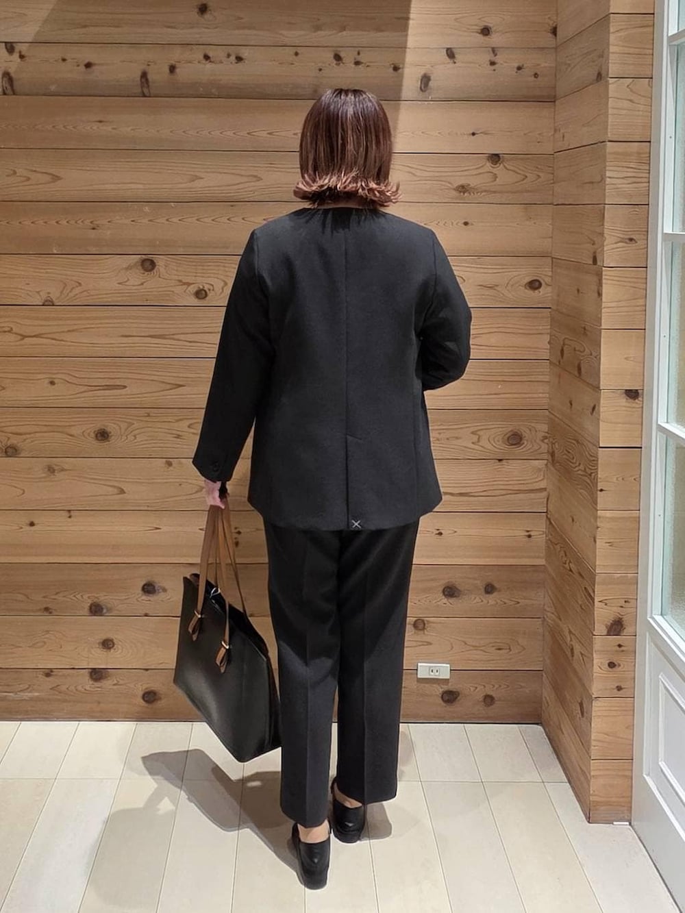 ブラック系のローファー、ホワイト系のTシャツ/カットソー、ブラック系のその他パンツを着用したレディースの冬コーディネートの3枚目の写真