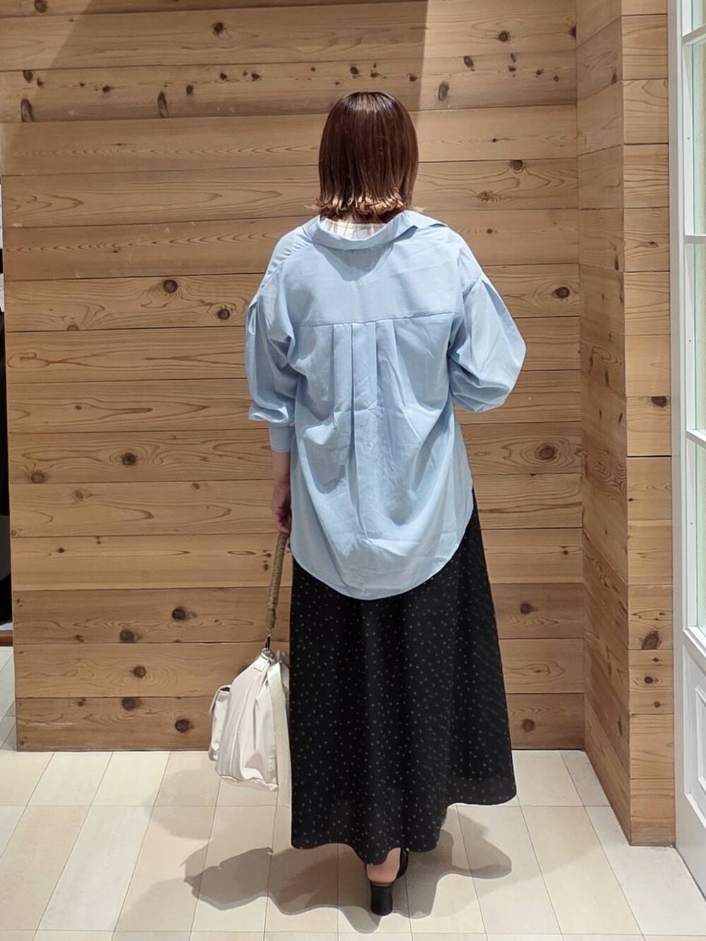 ブルー系のシャツ/ブラウス、その他のスカート、ホワイト系のタンクトップを着用したレディースの夏コーディネートの3枚目の写真