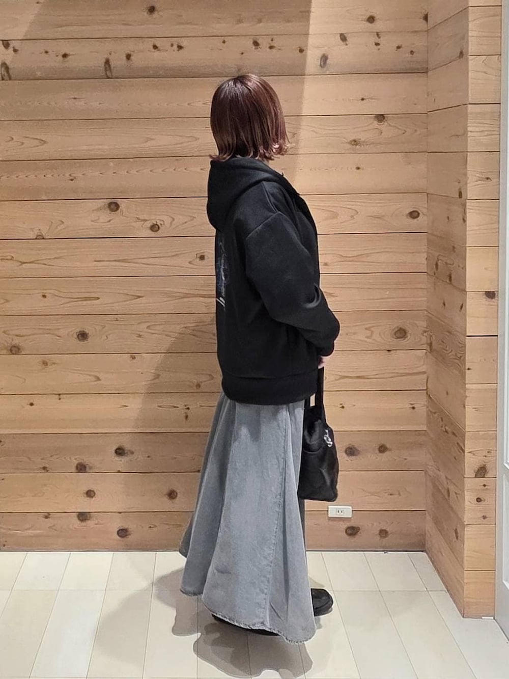 ブラック系のローファー、ブラック系のトートバッグ、ブラック系のTシャツ/カットソーを着用したレディースの春コーディネートの2枚目の写真