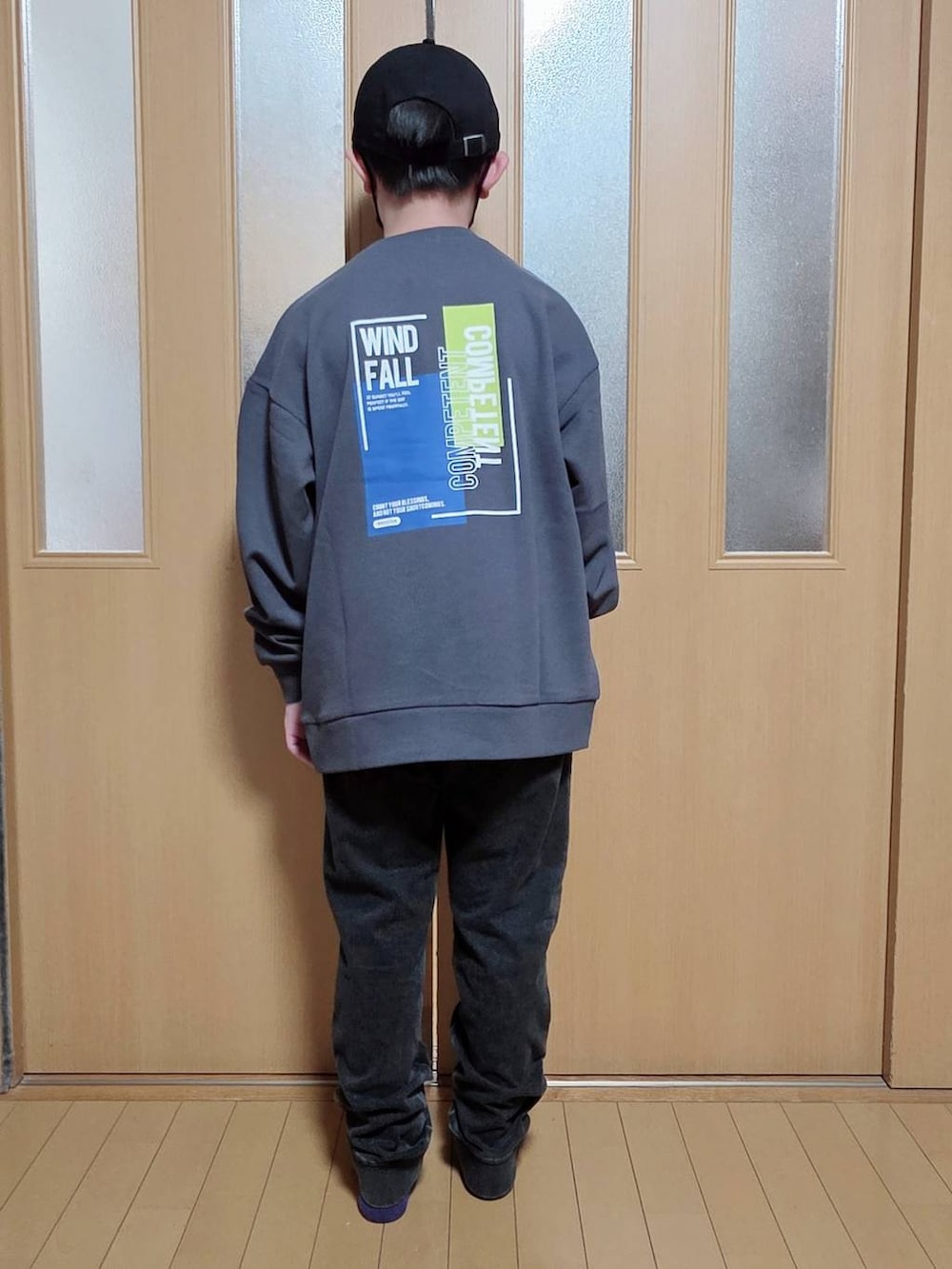 ブラック系のデニムパンツ、ブラック系のキャップを着用したキッズの秋コーディネートの3枚目の写真