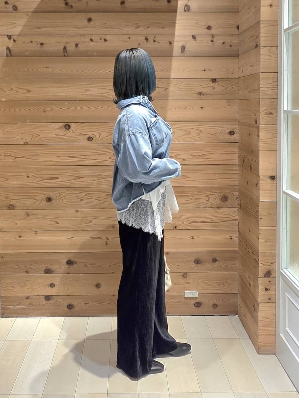 ブラック系のその他パンツ、ホワイト系のTシャツ/カットソー、ベージュ系のショルダーバッグを着用したレディースの秋コーディネートの2枚目の写真