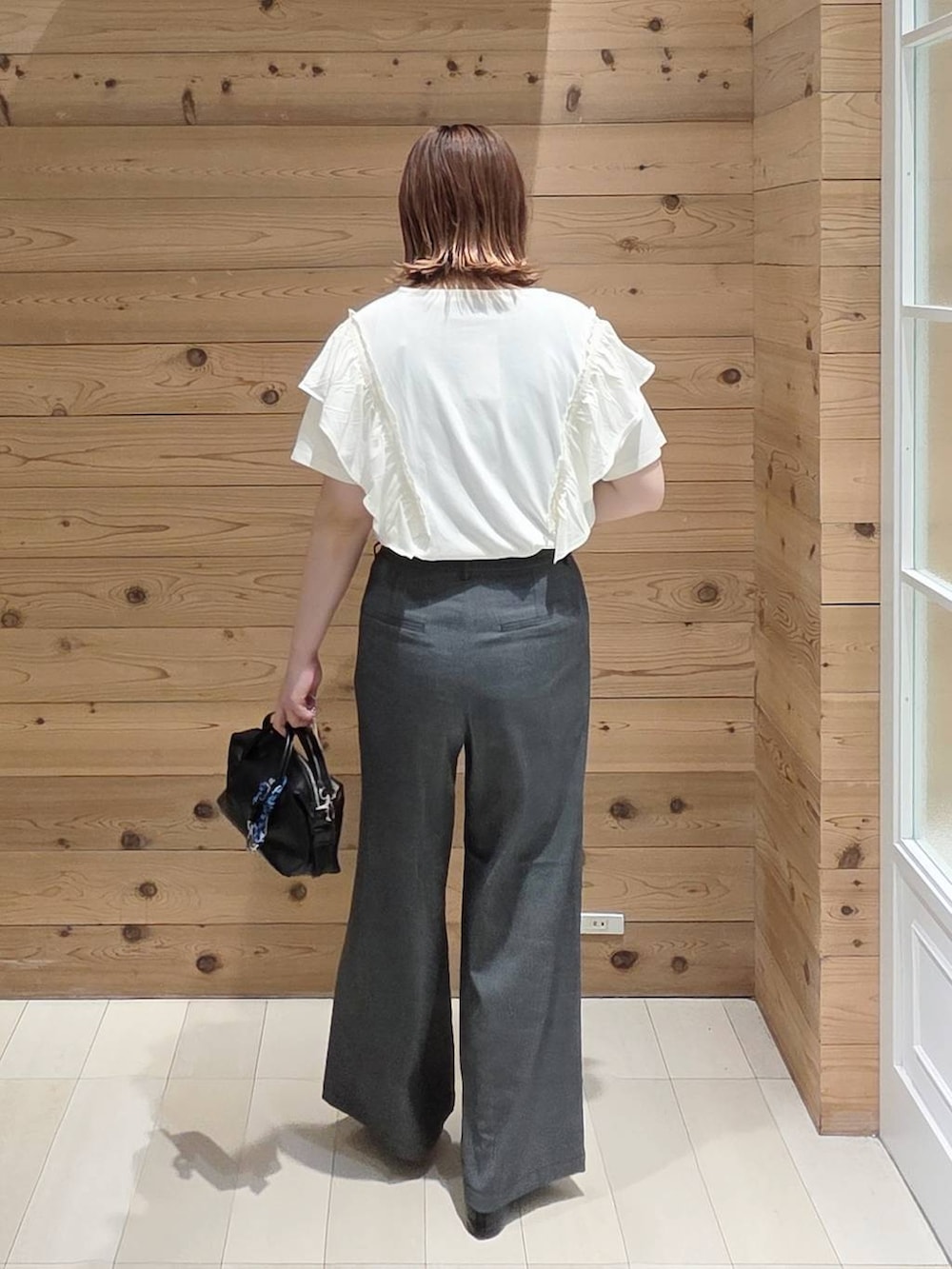 ブラック系のバレエシューズ、ブラック系のその他パンツ、ブラック系のボストンバッグを着用したレディースの夏コーディネートの3枚目の写真