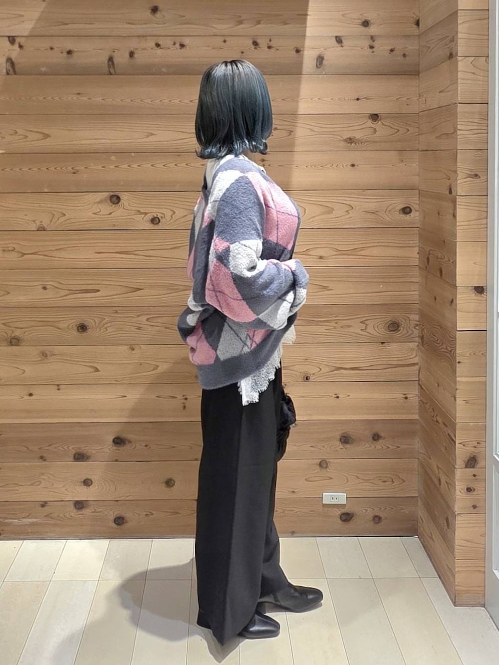 ホワイト系のTシャツ/カットソー、ブラック系のブーツ、ブラック系のトートバッグを着用したレディースの秋コーディネートの2枚目の写真