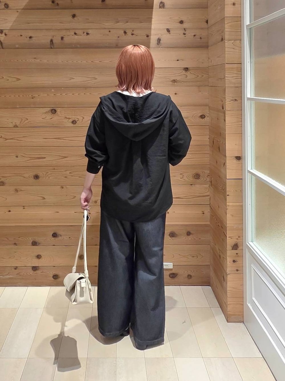 ベージュ系のショルダーバッグ、ホワイト系のTシャツ/カットソー、ブラック系のTシャツ/カットソーを着用したレディースの夏コーディネートの3枚目の写真