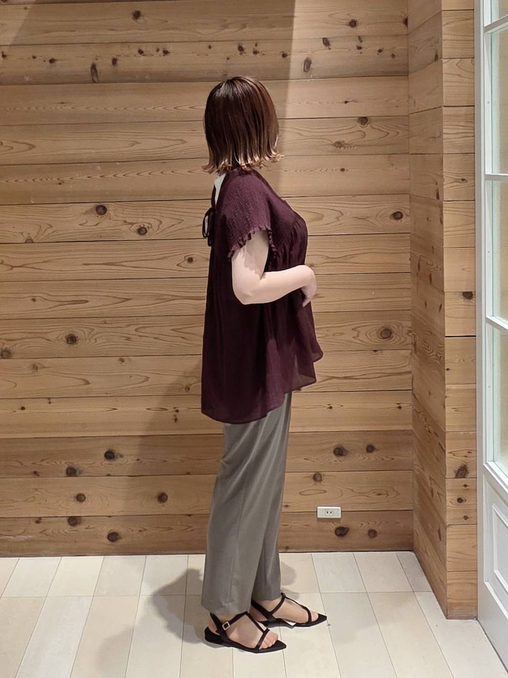 ブラウン系のその他パンツ、ホワイト系のタンクトップ、レッド系のシャツ/ブラウスを着用したレディースの夏コーディネートの2枚目の写真