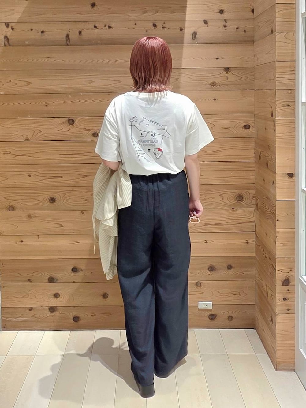 ブラウン系のTシャツ/カットソー、ブラック系のボディバッグ/ウエストポーチ、ブラック系のサンダルを着用したレディースの夏コーディネートの3枚目の写真