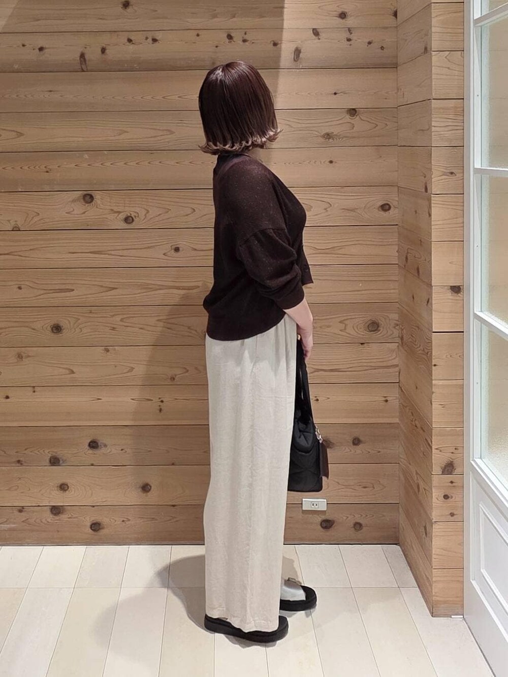 ブラック系のトートバッグ、ホワイト系のその他パンツ、ブラック系のタンクトップを着用したレディースの春コーディネートの2枚目の写真
