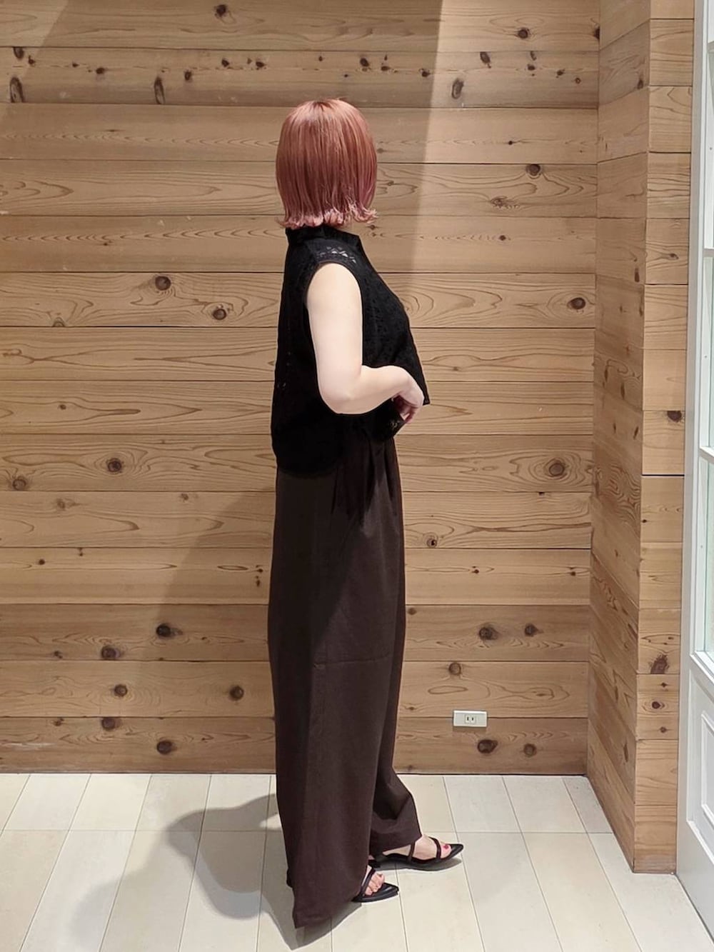 ブラウン系のその他パンツ、ブラック系のタンクトップ、ブラック系のベストを着用したレディースの夏コーディネートの2枚目の写真