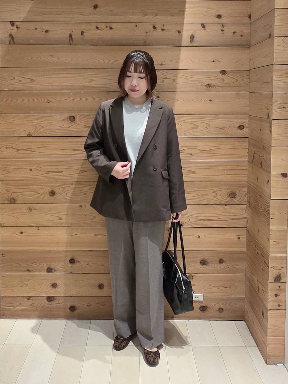 その他のバレエシューズ、ブラック系のボストンバッグ、ブラウン系のスラックスを着用したレディースの春コーディネートの4枚目の写真