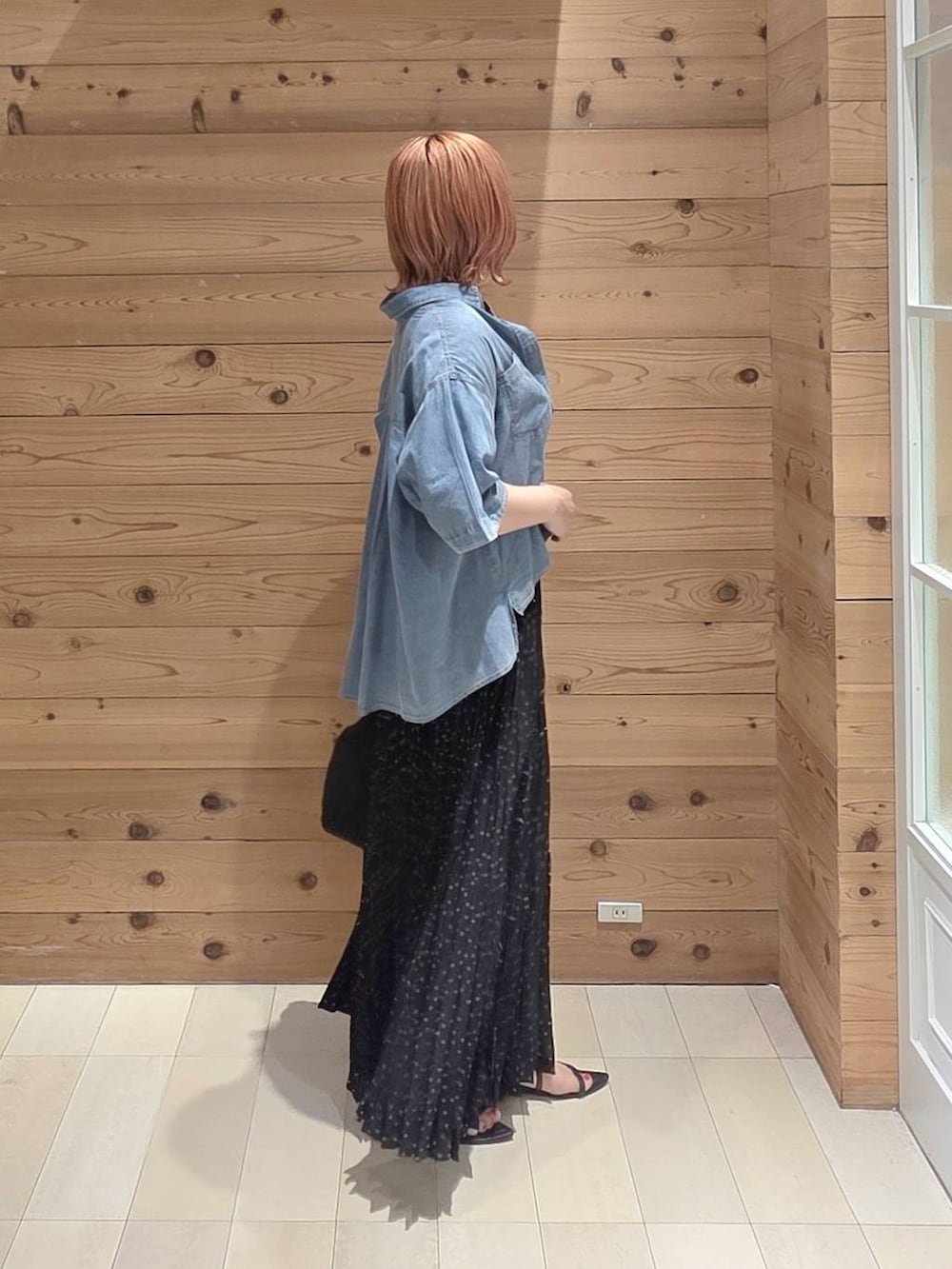 その他のスカート、ブラック系のトートバッグ、ブラック系のタンクトップを着用したレディースの夏コーディネートの2枚目の写真