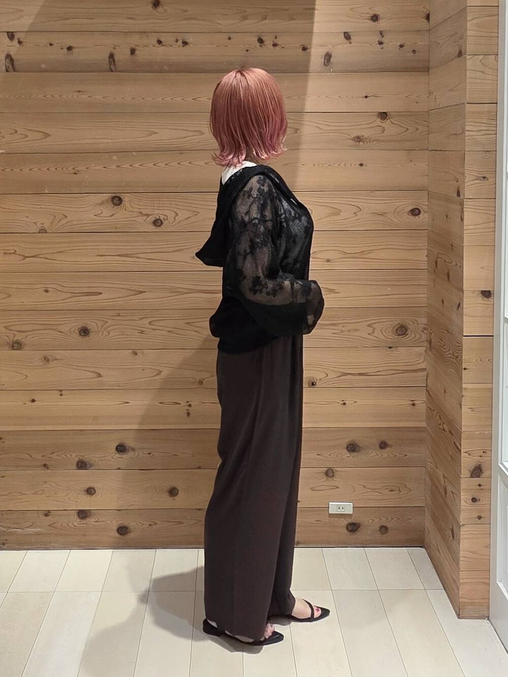 ブラック系のパーカー、ブラウン系のその他パンツ、ホワイト系のタンクトップを着用したレディースの夏コーディネートの2枚目の写真