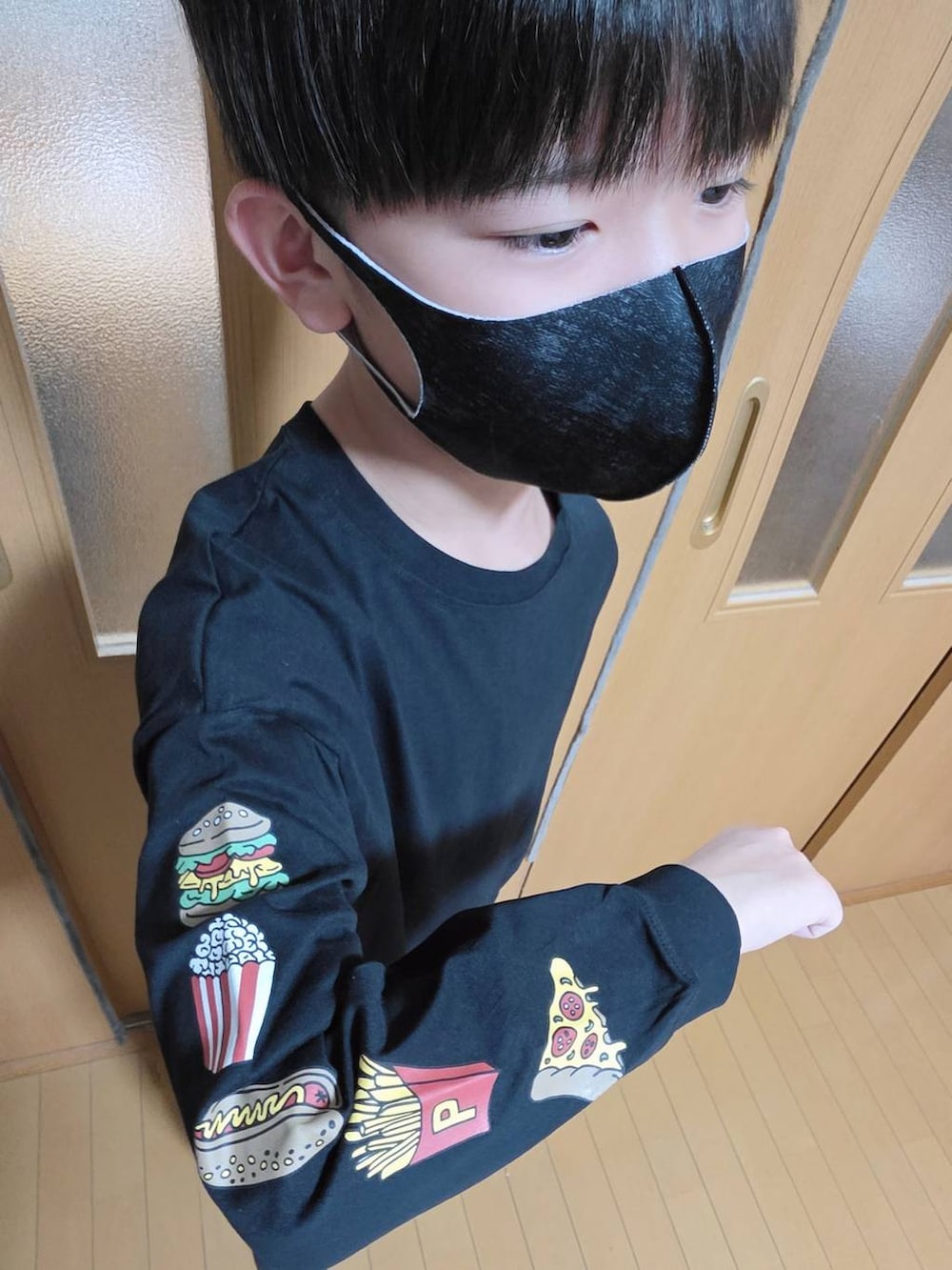 ブルー系のデニムパンツ、グリーン系のカーゴパンツ、ブラック系のキャップを着用したキッズの秋コーディネートの5枚目の写真