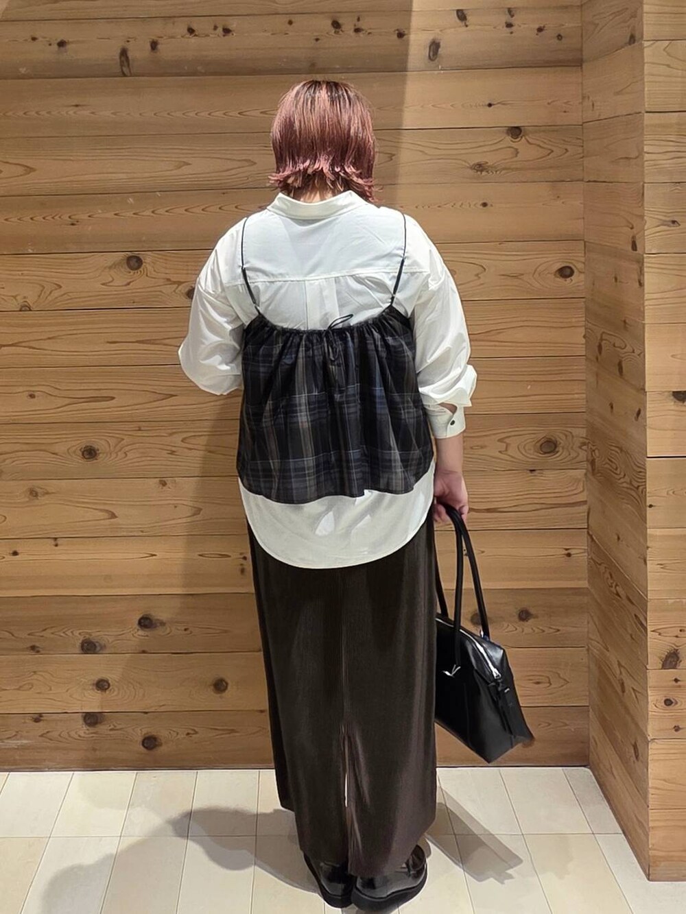 ブラック系のローファー、ブラック系のボストンバッグ、ホワイト系のワンピースを着用したレディースの秋コーディネートの3枚目の写真