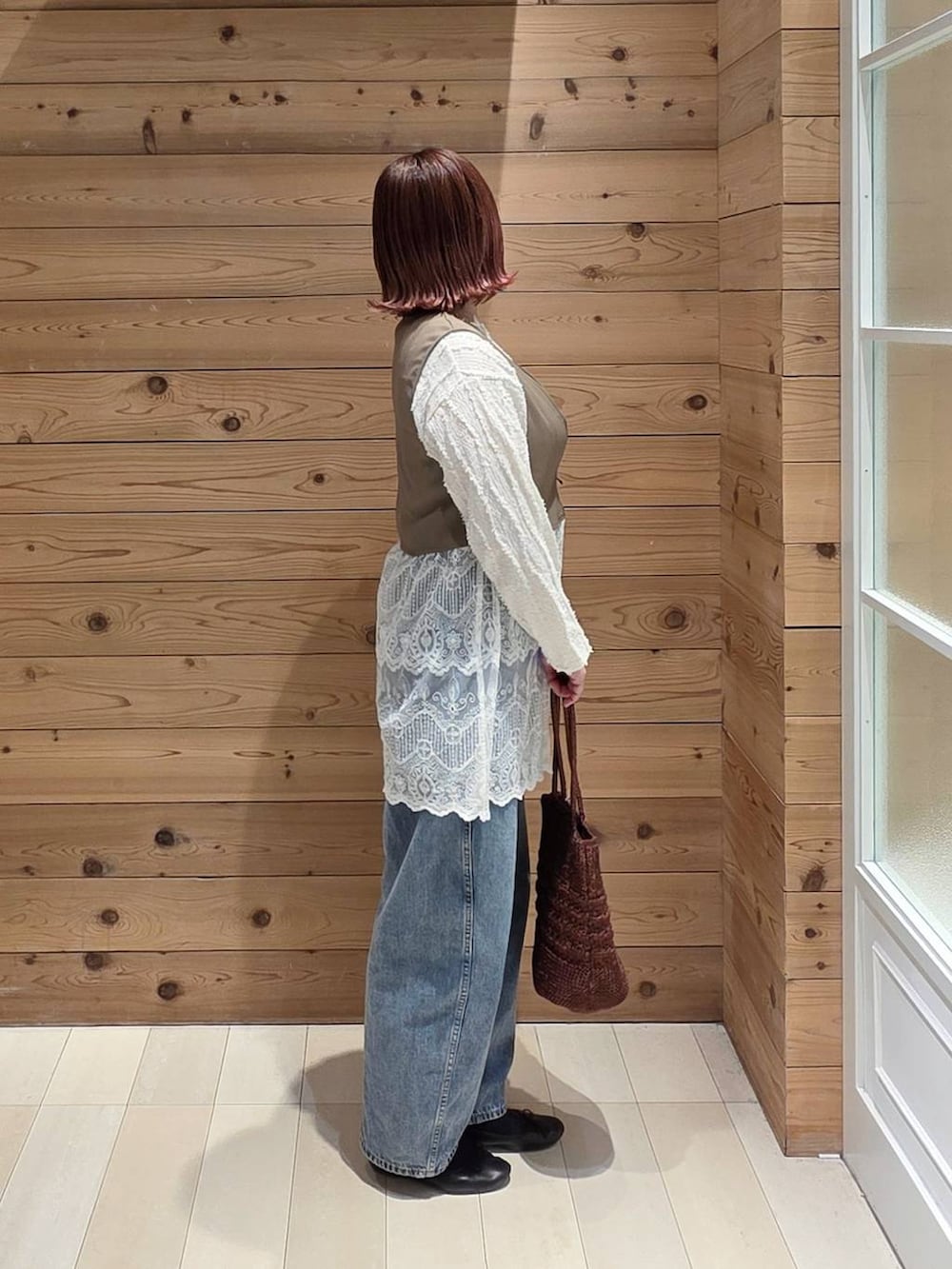 ブラック系のバレエシューズ、ホワイト系のTシャツ/カットソー、ブルー系のデニムパンツを着用したレディースの春コーディネートの2枚目の写真