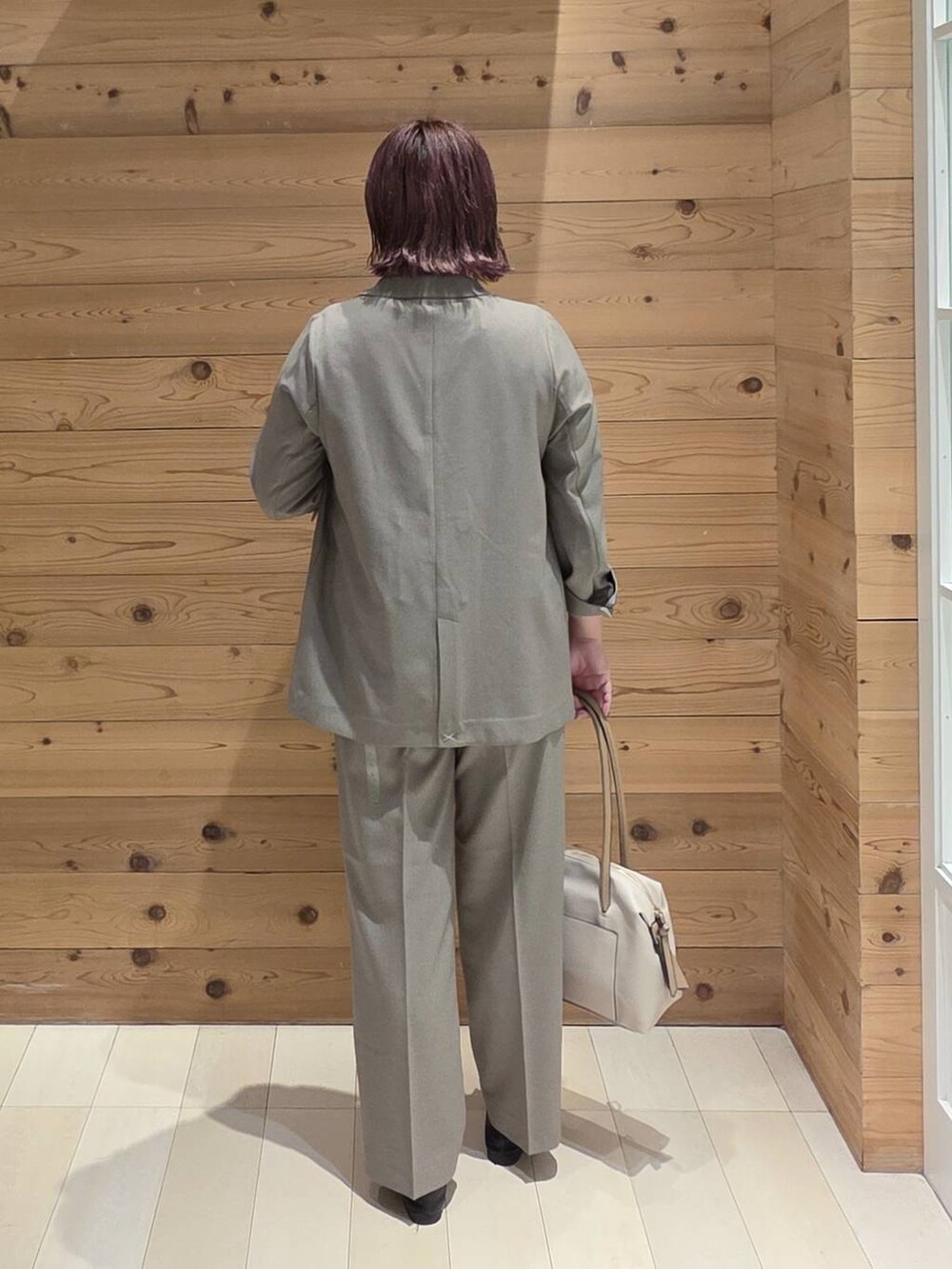 ブラック系のローファー、ホワイト系のボストンバッグ、ホワイト系のタンクトップを着用したレディースの秋コーディネートの3枚目の写真