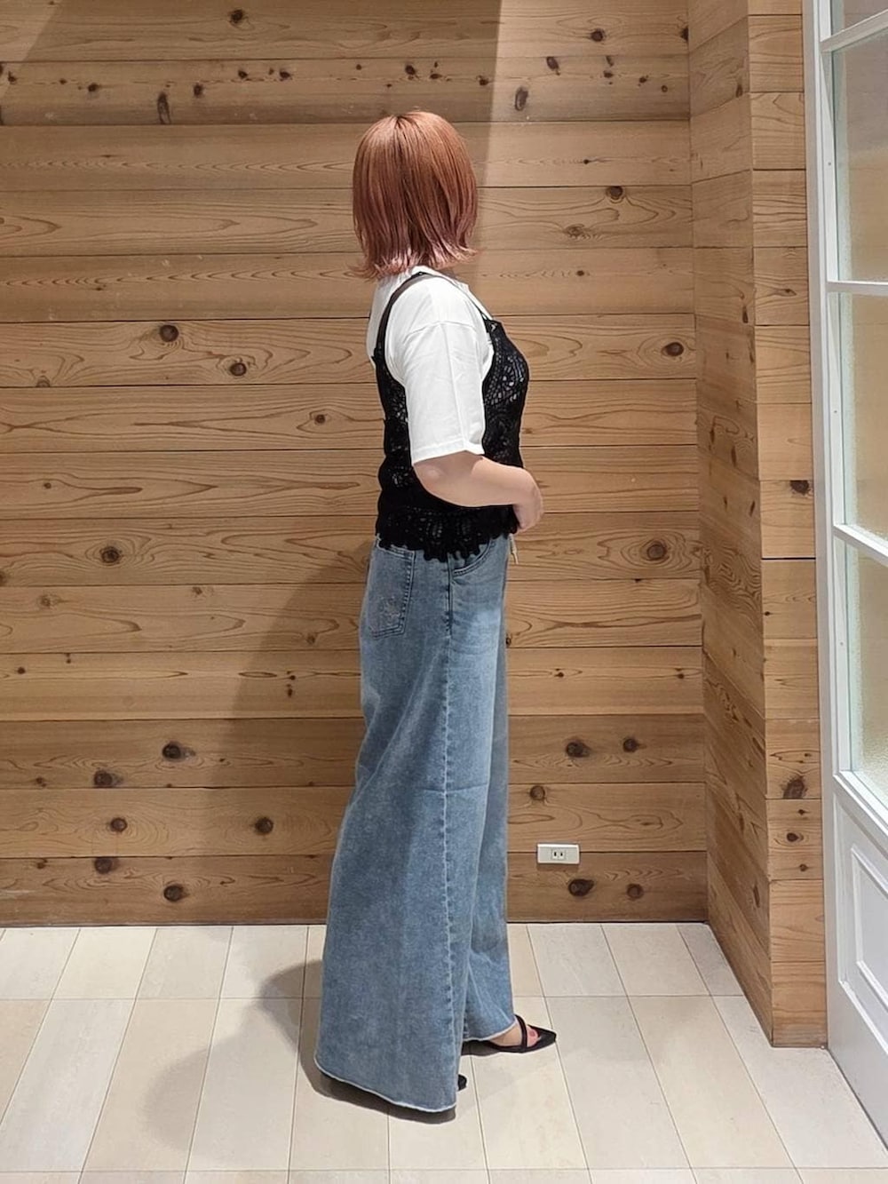 その他のショルダーバッグ、ホワイト系のTシャツ/カットソー、ブラック系のその他トップスを着用したレディースの夏コーディネートの2枚目の写真