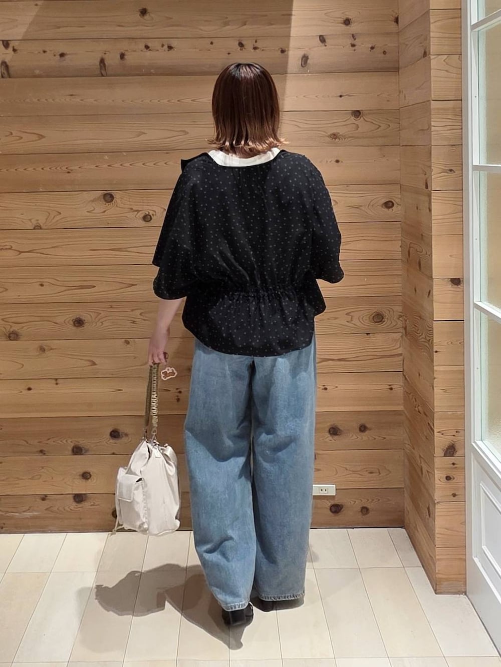 ブルー系のデニムパンツ、その他のシャツ/ブラウス、ブラック系のサンダルを着用したレディースの夏コーディネートの3枚目の写真