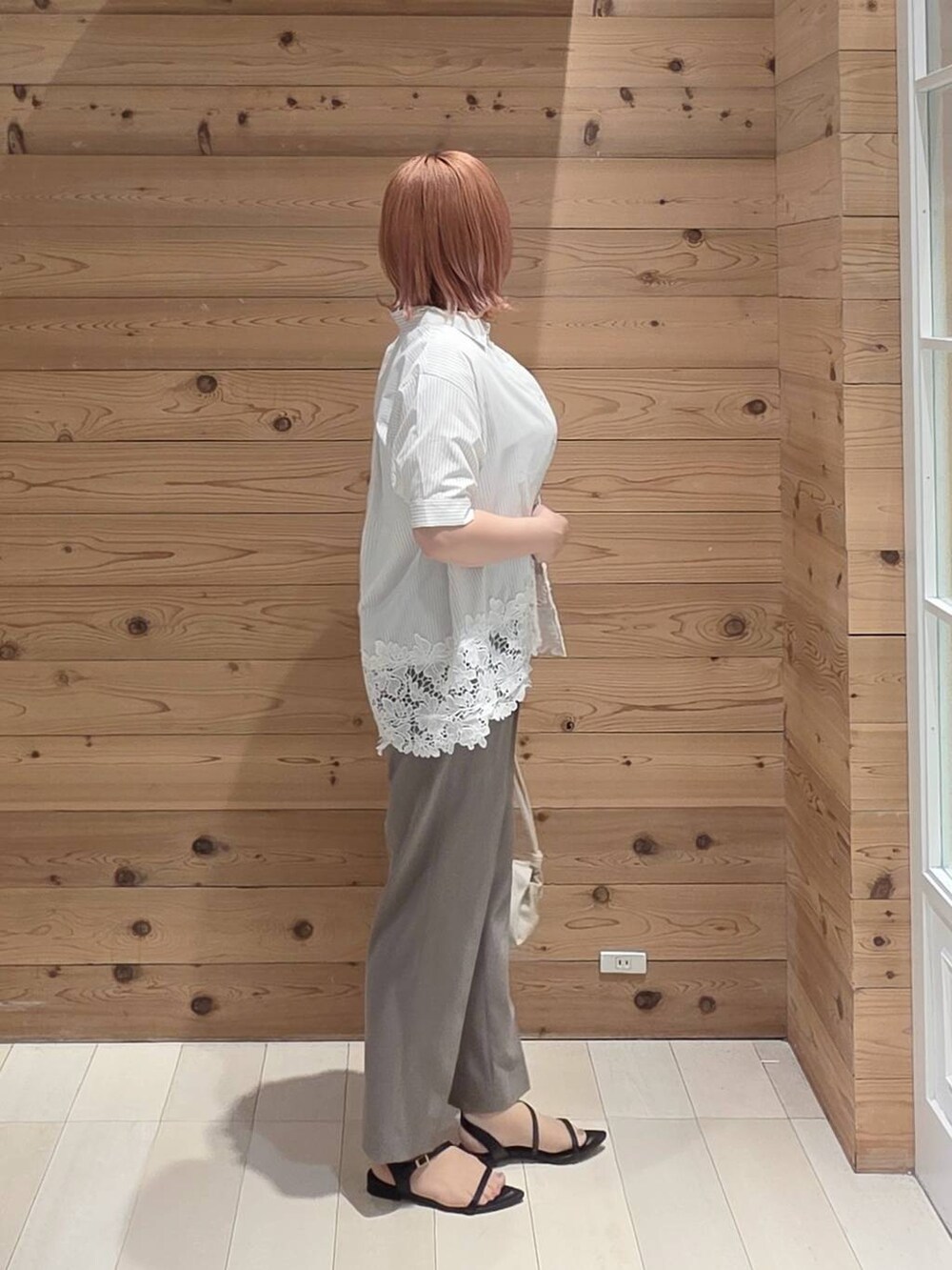 ベージュ系のショルダーバッグ、ブラウン系のその他パンツ、ホワイト系のTシャツ/カットソーを着用したレディースの夏コーディネートの2枚目の写真