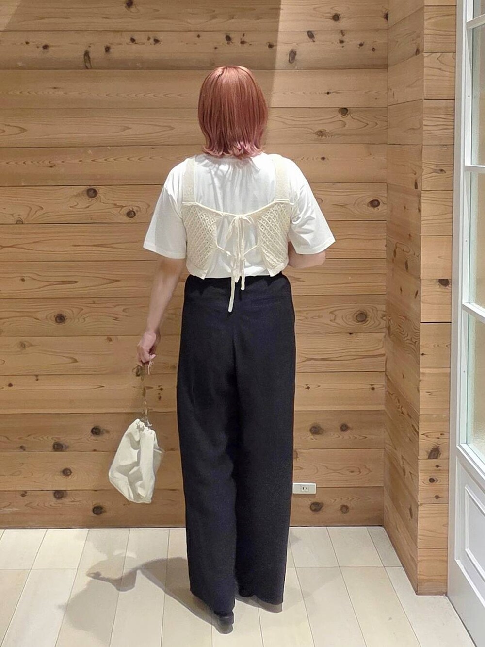 ホワイト系のその他トップス、ブラック系のその他パンツ、ホワイト系のTシャツ/カットソーを着用したレディースの夏コーディネートの3枚目の写真