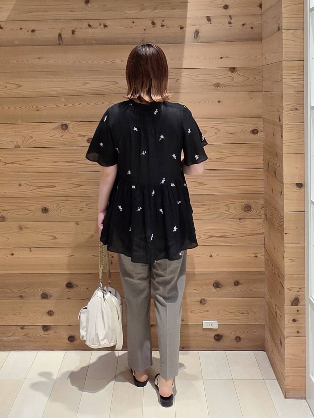 ブラウン系のその他パンツ、ホワイト系のタンクトップ、ベージュ系のサンダルを着用したレディースの夏コーディネートの3枚目の写真