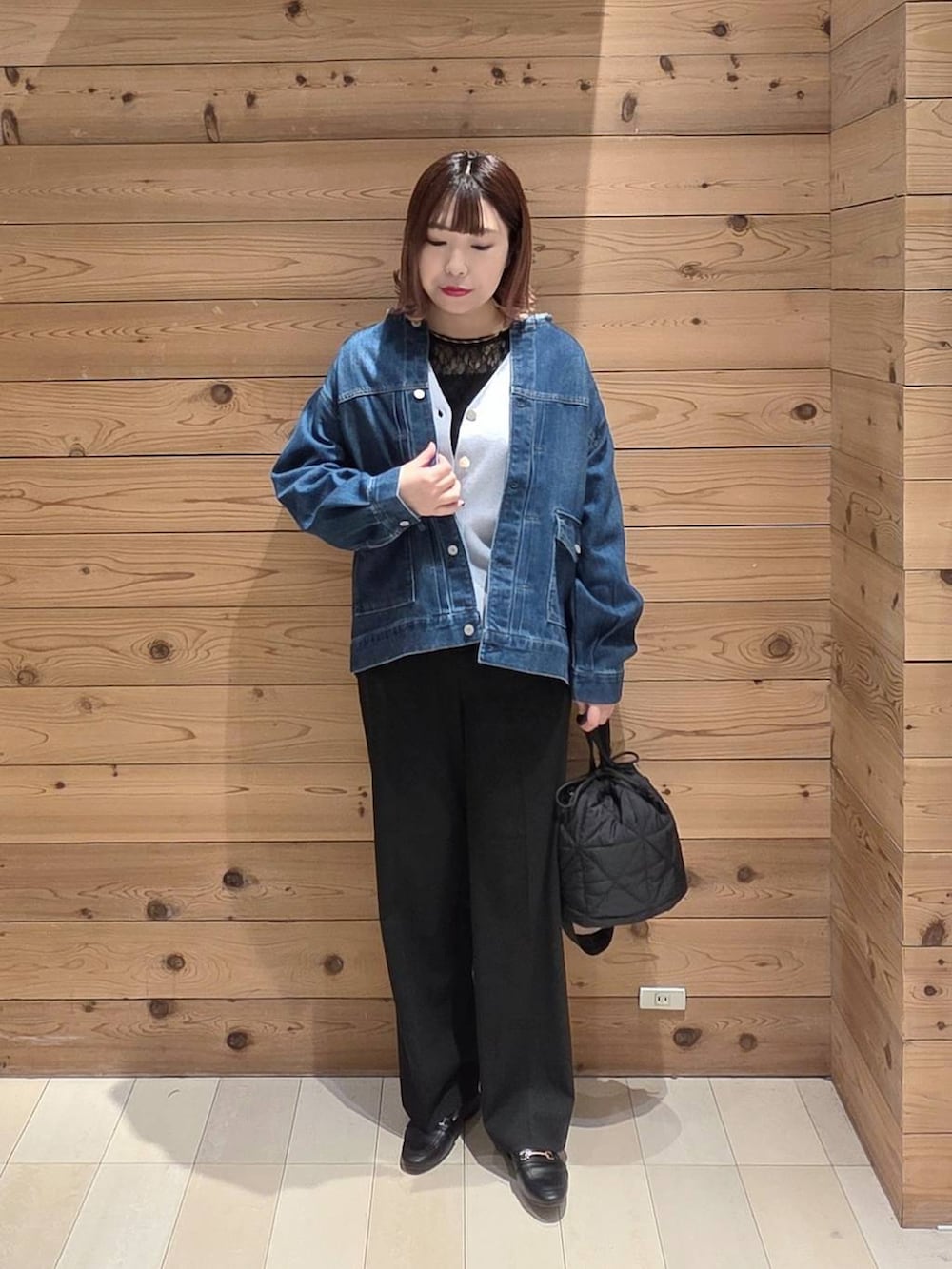 ブラック系のローファー、ブラック系のハンドバッグ、ブラック系のTシャツ/カットソーを着用したレディースの春コーディネートの4枚目の写真