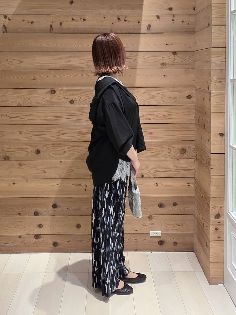 ブラック系のバレエシューズ、ブルー系のその他パンツ、ブラック系のシャツ/ブラウスを着用したレディースの春コーディネートの2枚目の写真