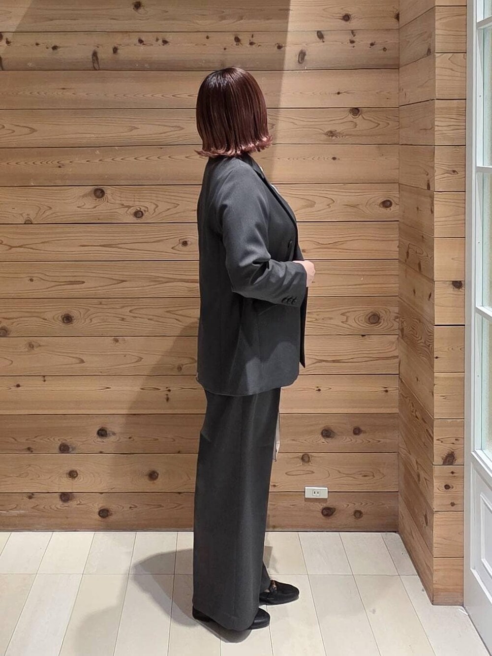 ブラック系のローファー、ホワイト系のショルダーバッグ、ブルー系のシャツ/ブラウスを着用したレディースの冬コーディネートの2枚目の写真