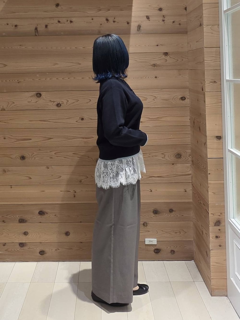 ホワイト系のTシャツ/カットソー、ブラック系のバレエシューズ、グリーン系のその他パンツを着用したレディースの秋コーディネートの2枚目の写真