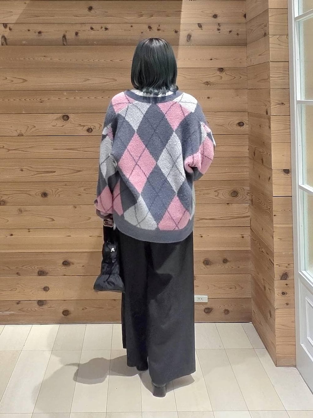 ホワイト系のTシャツ/カットソー、ブラック系のブーツ、ブラック系のトートバッグを着用したレディースの秋コーディネートの3枚目の写真