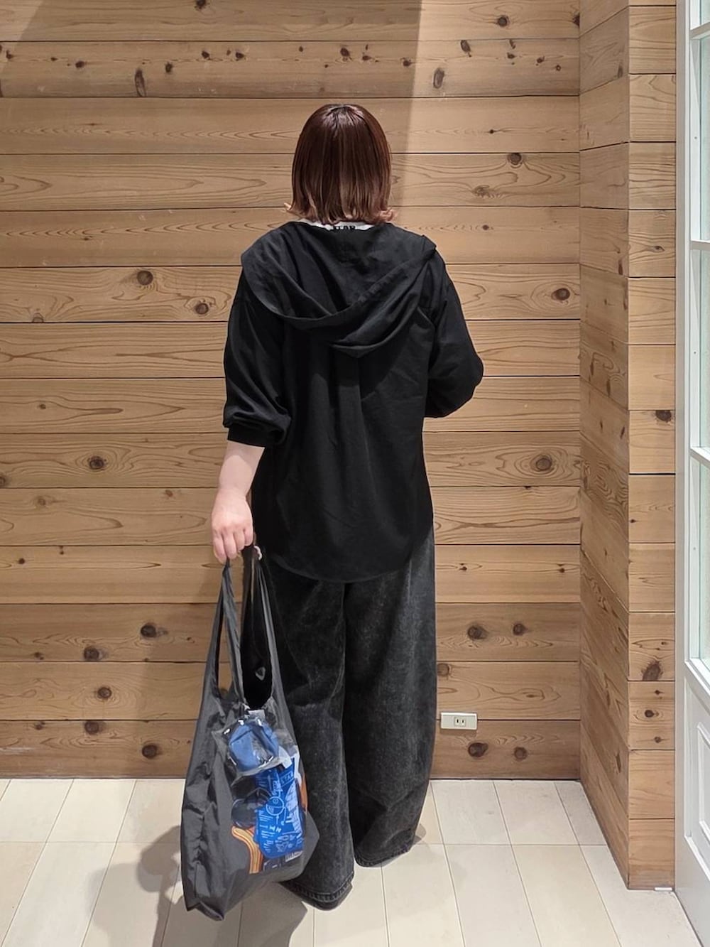 ブラック系のバレエシューズ、ブラック系のデニムパンツ、ブラック系のシャツ/ブラウスを着用したレディースの春コーディネートの3枚目の写真