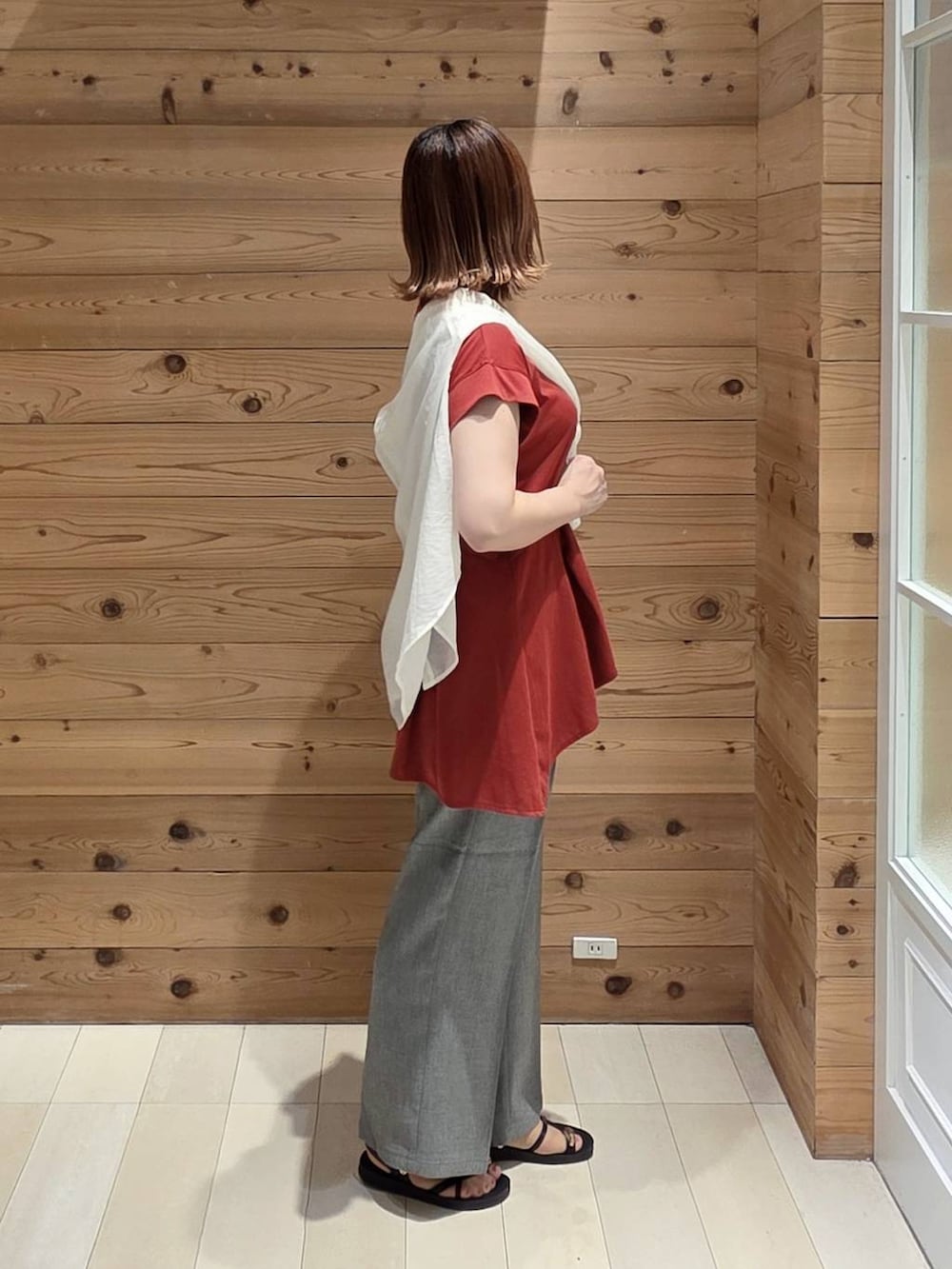 グレー系のその他パンツ、ホワイト系のシャツ/ブラウス、レッド系のTシャツ/カットソーを着用したレディースの夏コーディネートの2枚目の写真