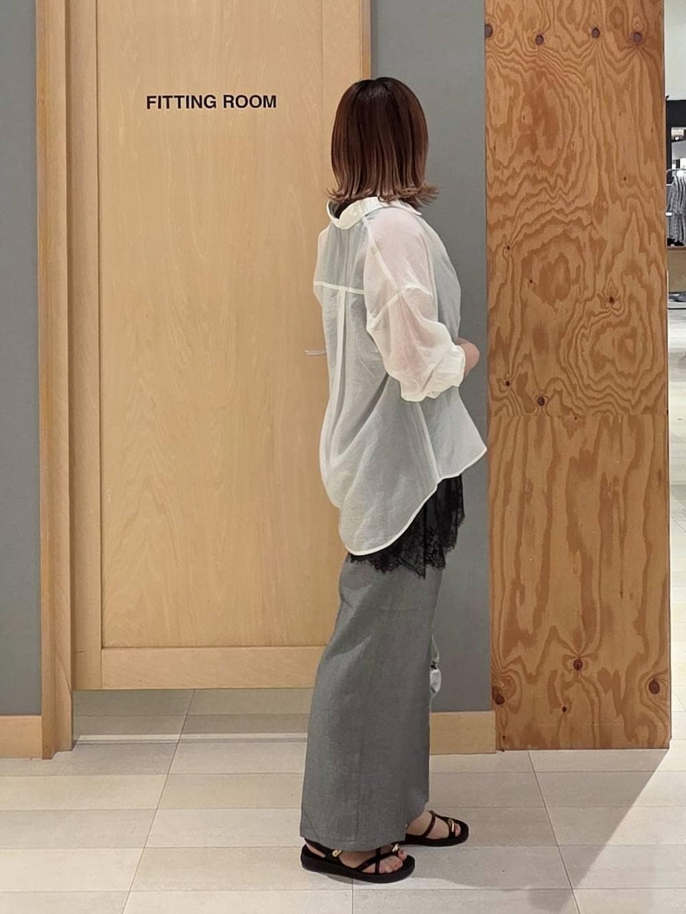 グレー系のその他パンツ、ホワイト系のシャツ/ブラウス、ブラック系のタンクトップを着用したレディースの夏コーディネートの2枚目の写真