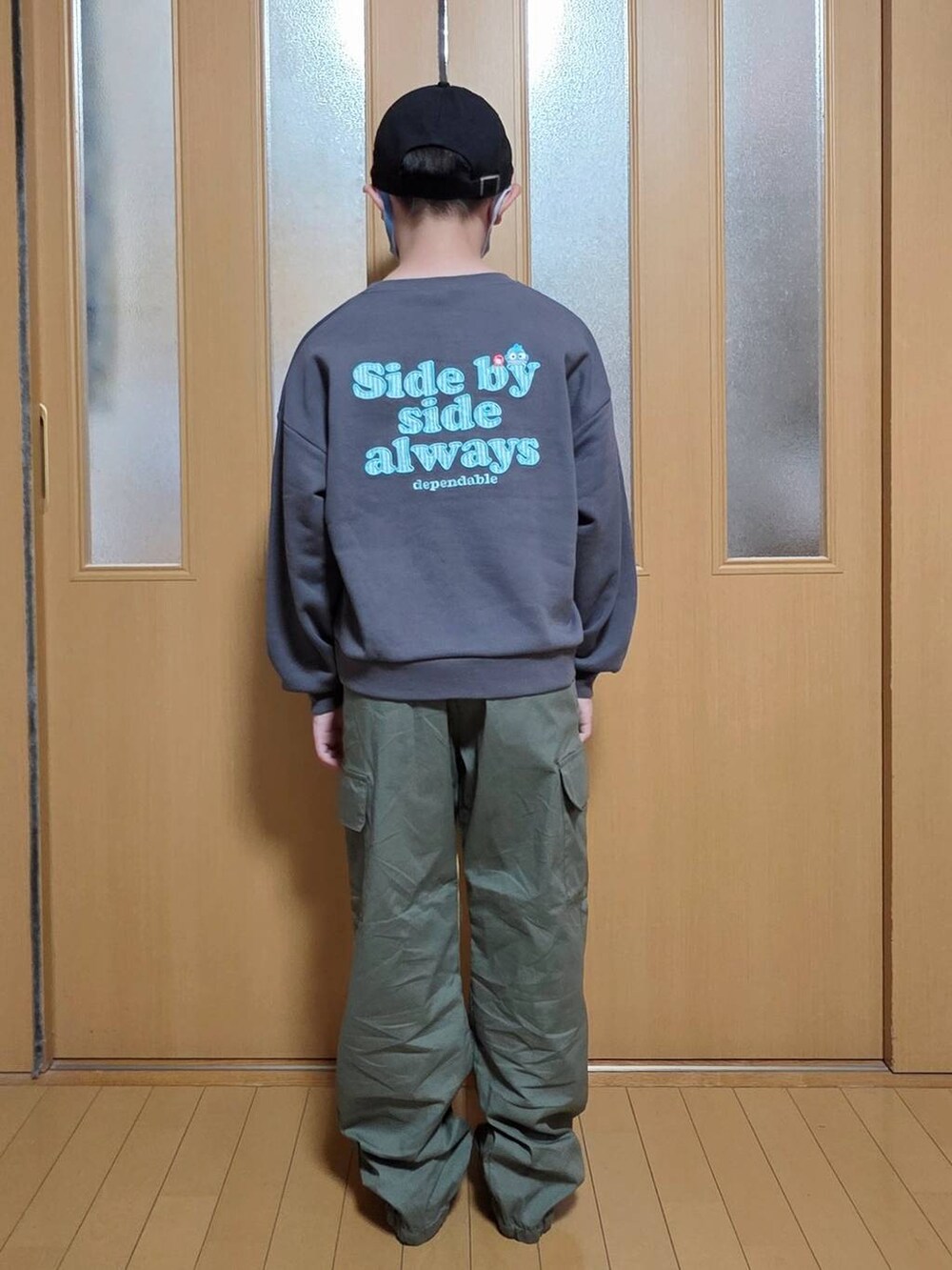 グリーン系のカーゴパンツ、グレー系のスウェット、その他のシュシュを着用したキッズの秋コーディネートの4枚目の写真