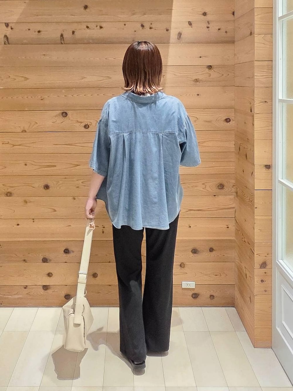 ホワイト系のタンクトップ、ホワイト系のTシャツ/カットソー、ブルー系のシャツ/ブラウスを着用したレディースの夏コーディネートの3枚目の写真