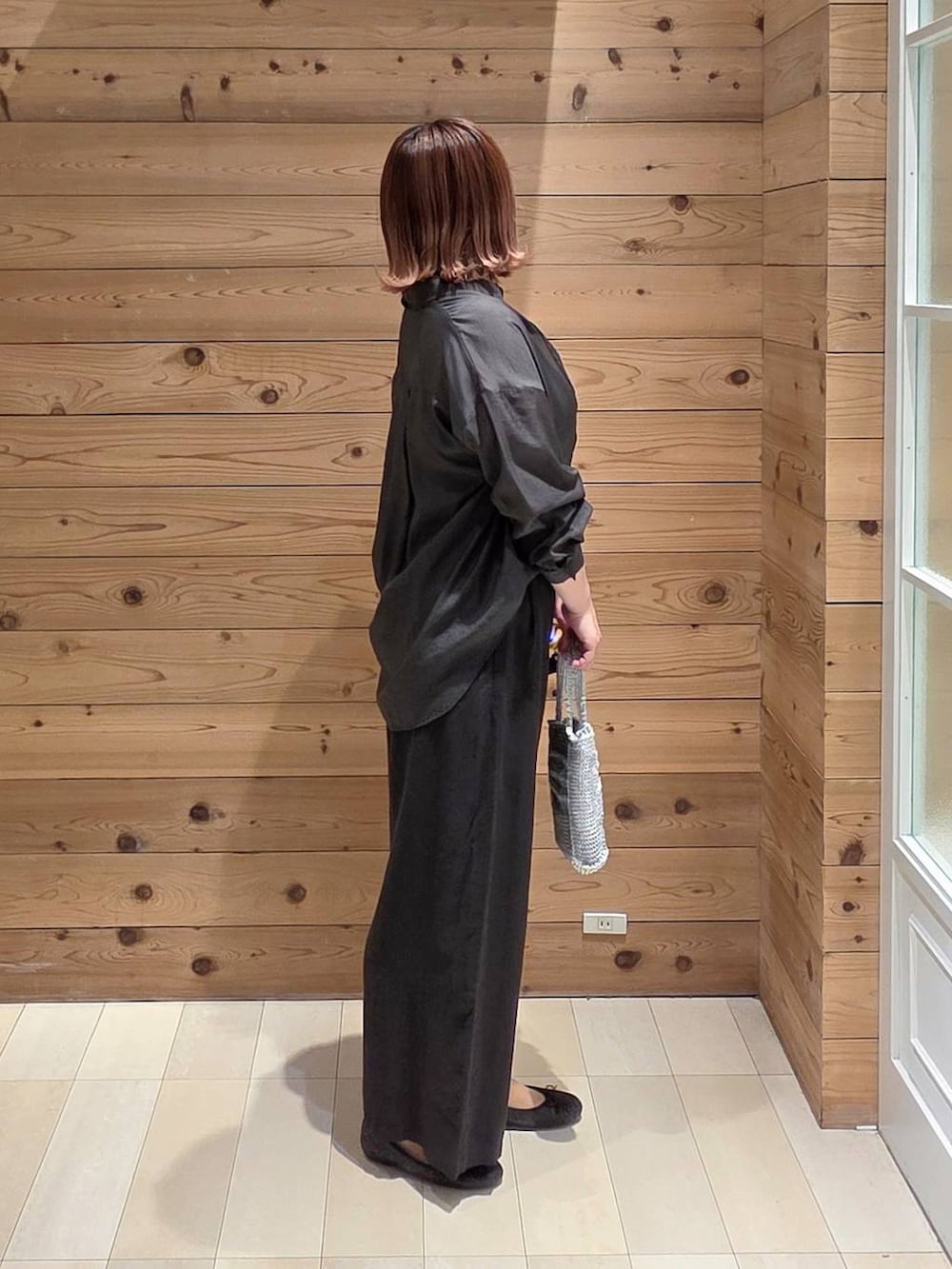 ブラック系のバレエシューズ、ブラック系のその他パンツ、グレー系のシャツ/ブラウスを着用したレディースの春コーディネートの2枚目の写真