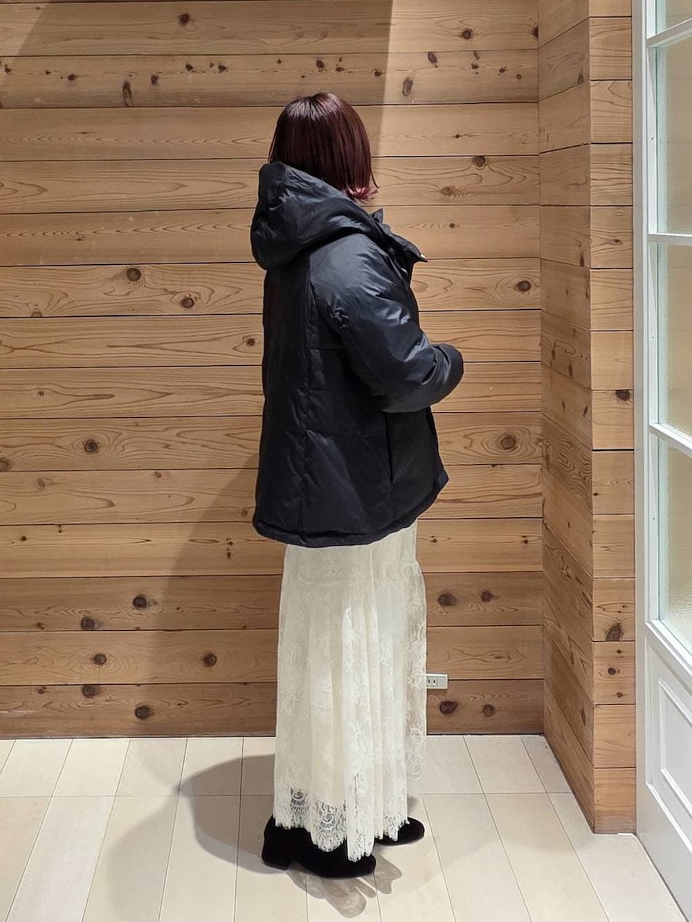 その他のショルダーバッグ、ブルー系のダウンジャケット/コート、グレー系のワンピースを着用したレディースの冬コーディネートの2枚目の写真